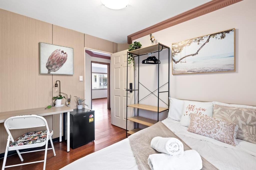 Double In Gordon Near Train & Bus Sleeps 1 *