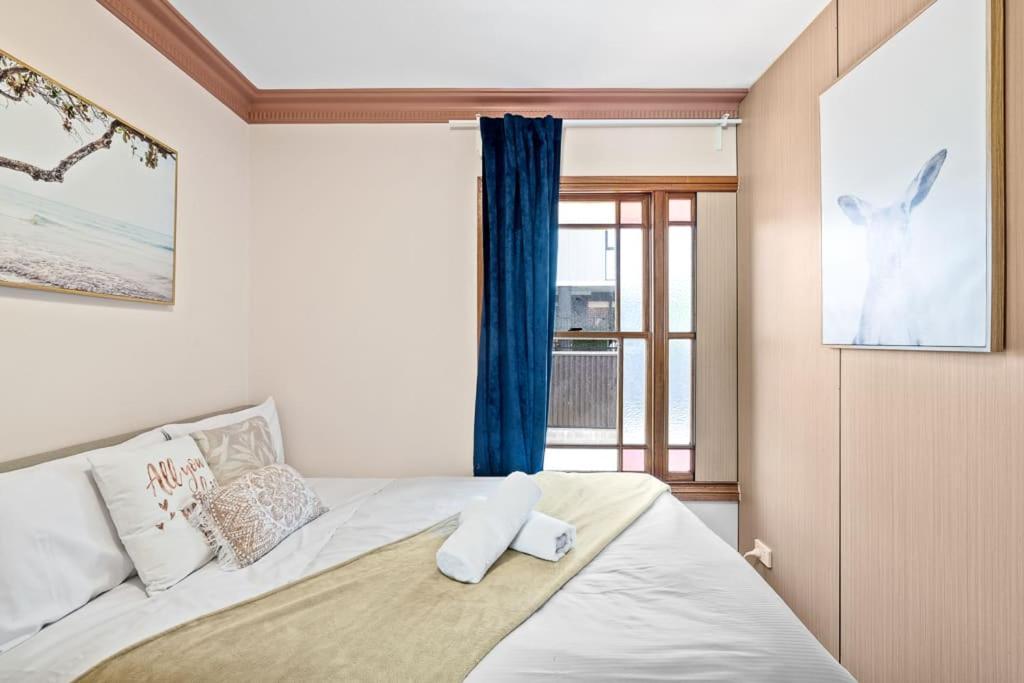 Double In Gordon Near Train & Bus Sleeps 1 *